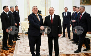 Ръкостискане между лидерите на Русия и Унгария Владимир Путин и Виктор Орбан по време на срещата в Сенатския дворец в Кремъл, 28 ноември 2025 г.