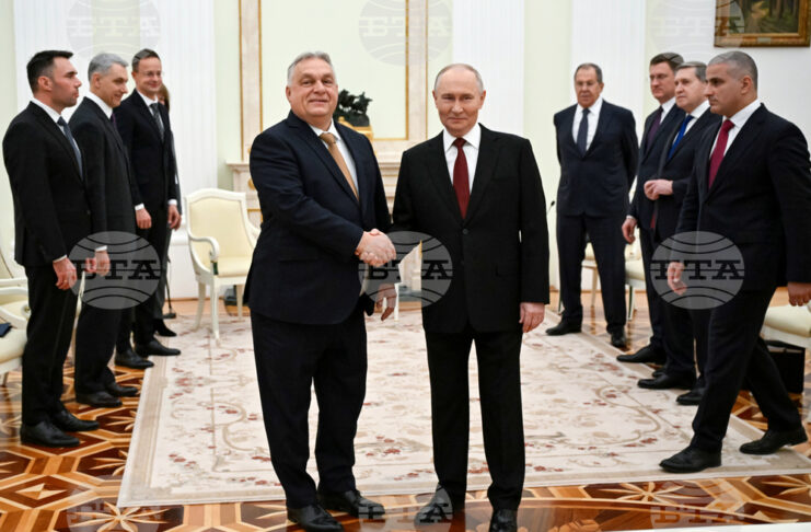 Ръкостискане между лидерите на Русия и Унгария Владимир Путин и Виктор Орбан по време на срещата в Сенатския дворец в Кремъл, 28 ноември 2025 г.