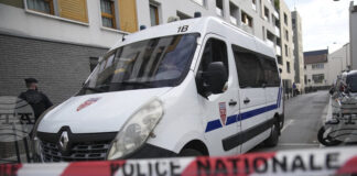 Десет ранени при врязване на автомобил в пешеходци в Западна Франция