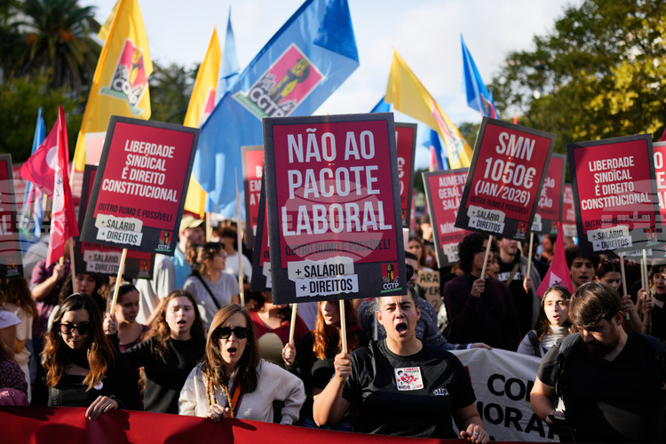 СподелиДнес в Лисабон излязоха хиляди португалци за да се противопоставят