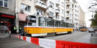 Детето, пострадало в инцидент с трамвай в София, е в противошокова зала на болница „Пирогов“