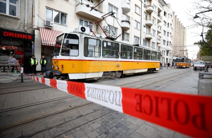 Детето, пострадало в инцидент с трамвай в София, е в противошокова зала на болница „Пирогов“