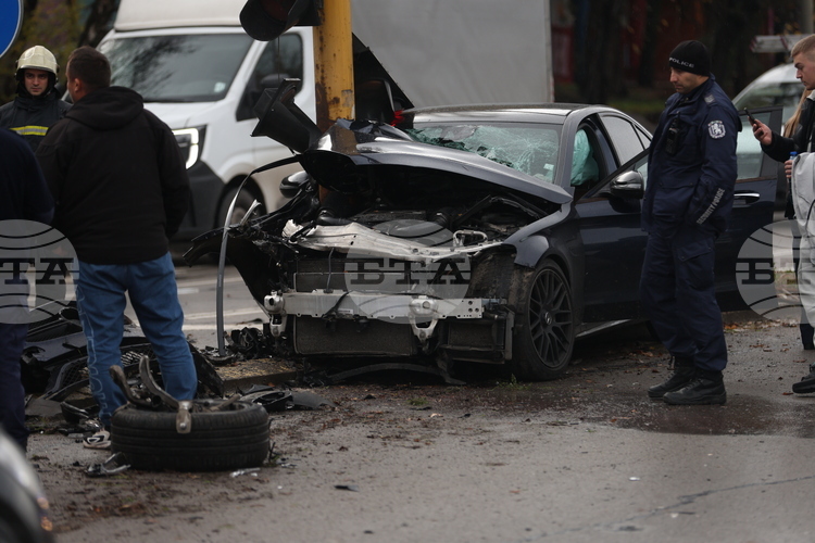 Млад мъж на деветнадесет години е ранени при автомобилна катастрофа