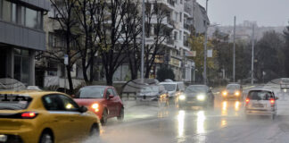 Дежурен екип на Община Петрич и аварийно звено обхождат рискови места в общината заради проливен дъжд