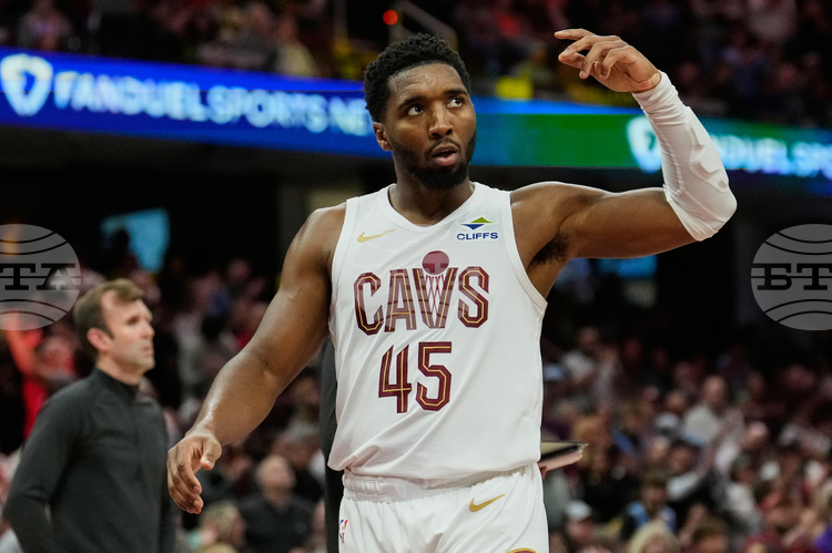 СподелиДонован Мичъл записа 14 точки включително три успешни тройки в