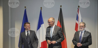 Президентът на Франция Еманюел Макрон, германският канцлер Фридрих Мерц и британския премиер Киър Стармър