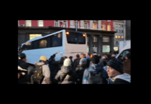 Белият автобус се върна. 12 години по-късно властта отново се барикадира от гражданите Бял автобус