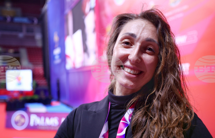 СподелиЕлизабет Паисиева помощник треньор на националния ансамбъл за девойки бе поканена