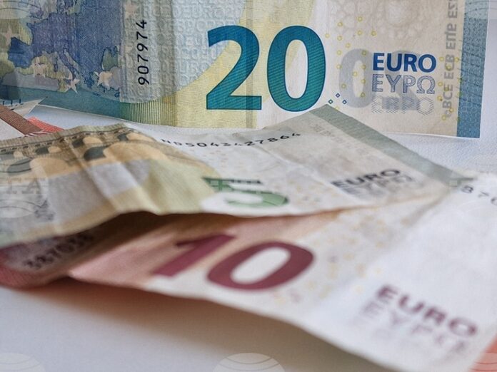 Еврото остава почти без промяна спрямо долара