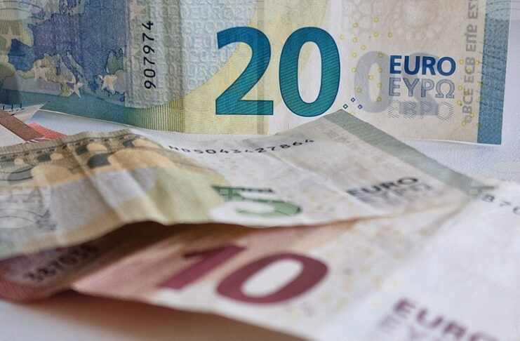 Еврото остава почти без промяна спрямо долара