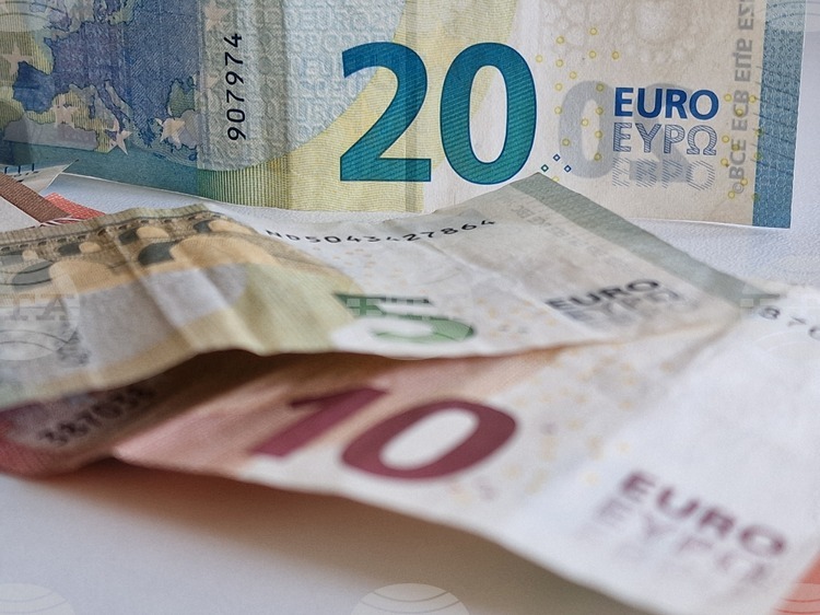 В сутрешната междубанкова търговия във Франкфурт курсът на еврото спрямо