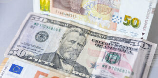 Еврото отстъпва в сутрешната търговия