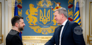 краинският президент Володимир Зеленски се ръкува с американския министър на сухопътните войски Дан Дрискол в Киев, 20 ноември 2025 г.