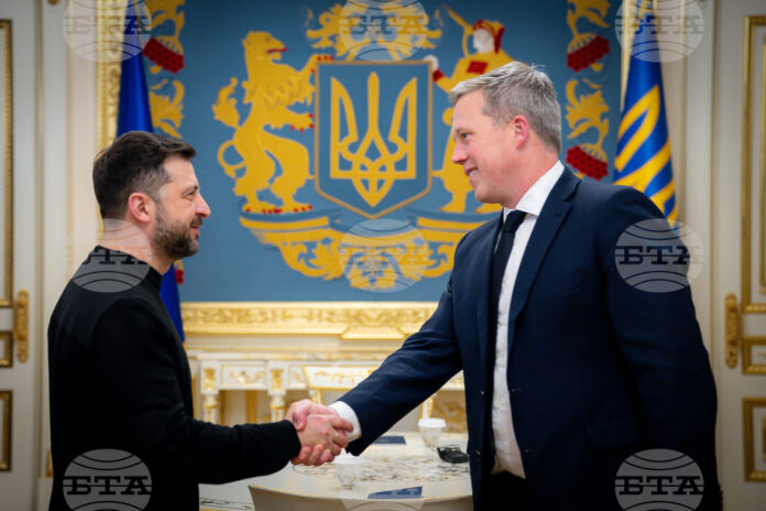 краинският президент Володимир Зеленски се ръкува с американския министър на сухопътните войски Дан Дрискол в Киев, 20 ноември 2025 г. краинският президент Володимир Зеленски се ръкува с американския министър на сухопътните войски Дан Дрискол в Киев, 20 ноември 2025 г.