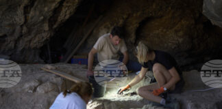 Фигурка на 12 000 години, изобразяваща взаимодействие между човек и животно, беше открита в Северен Израел