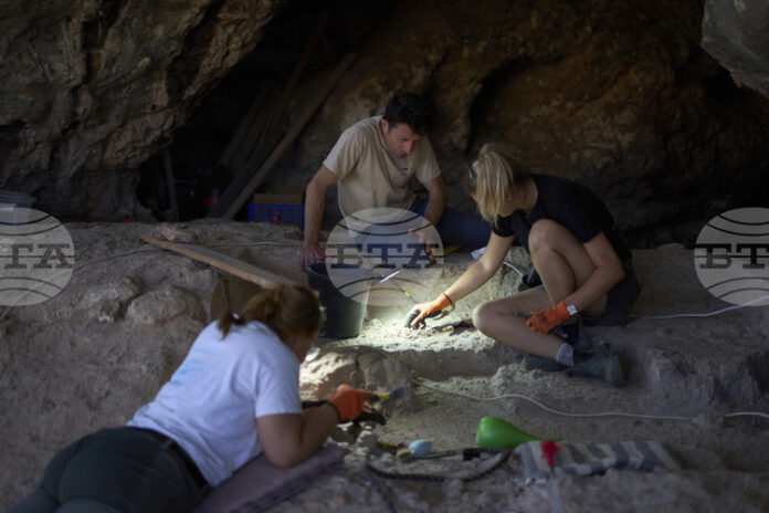 Фигурка на 12 000 години, изобразяваща взаимодействие между човек и Фигурка на 12 000 години, изобразяваща взаимодействие между човек и животно, беше открита в Северен Израел