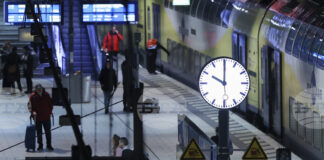 Германия удължава действието на месечния абонамент за влаковете, но цените се увеличават