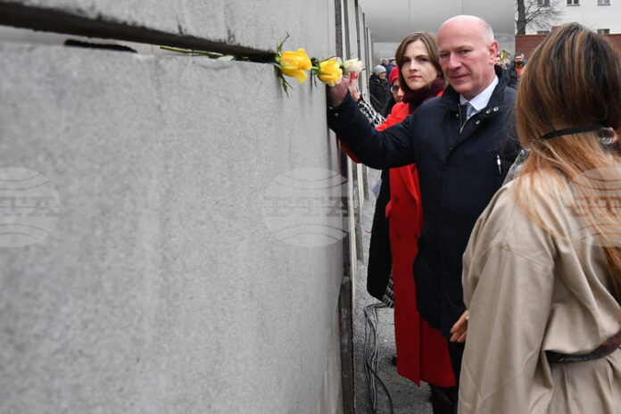 Германската столица отбеляза 36-ата годишнина от падането на Берлинската стена