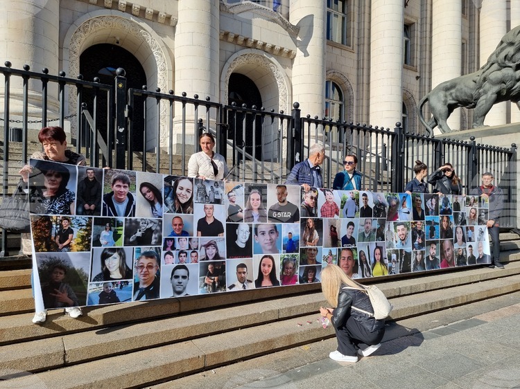 СподелиХора се събраха пред Съдебната палата в София за да