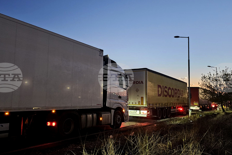 Интензивен е трафикът на граничните пунктове "Лесово" и "Капитан Андреево" тази сутрин на изход за товарни автомобили