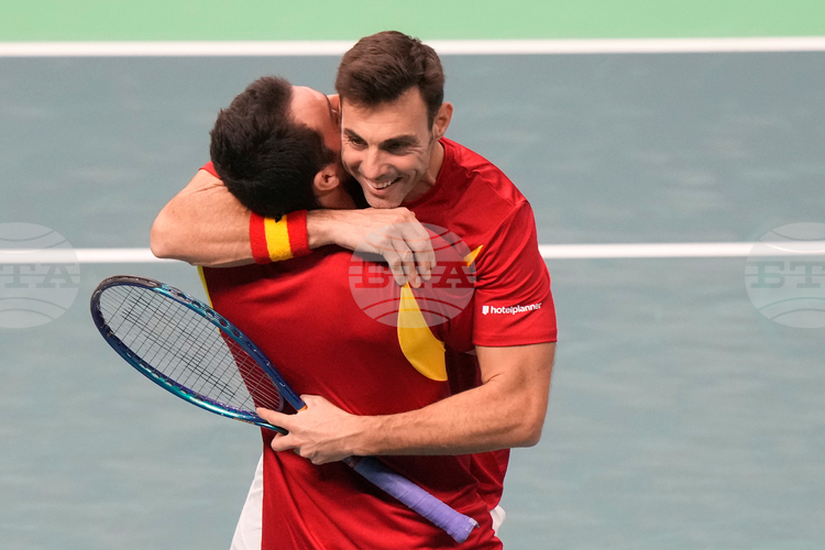 Шесткратният носител на титлата Испания се записа за полуфиналите в