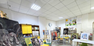 Изложбата "Будни" представя творби на панагюрски художници в местните училища