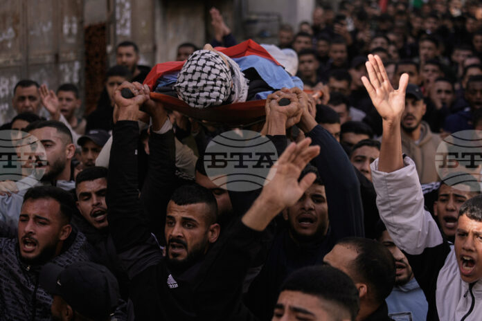 Израелската армия заяви, че е убила палестинец, който хвърлил взривно устройство по време на нейна операция на Западния бряг