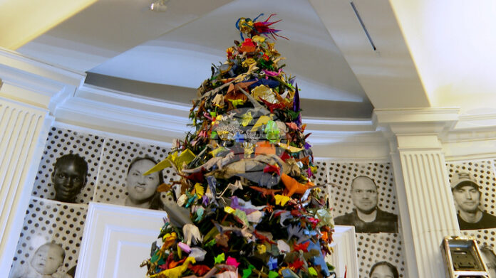 Коледно дърво с хиляди оригами ще бъде изложено в Природонаучния Коледно дърво с хиляди оригами ще бъде изложено в Природонаучния музей в Ню Йорк от понеделник