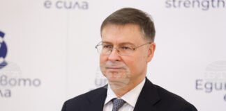 Конференция "България на прага на еврозоната"
                                                                                                Еврото не е просто валута, то е мощен символ на европейска интеграция, каза еврокомисарят по икономика Валдис Домбровскис