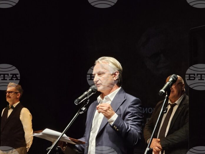 Литературата е, за да превръща преживяването в памет, каза Захари Карабашлиев при получаването на националната награда "Елиас Канети" в Русе