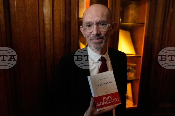 Лоран Мовиние спечели наградата "Гонкур" за романа си "Празната къща" Лоран Мовиние спечели наградата "Гонкур" за романа си "Празната къща"