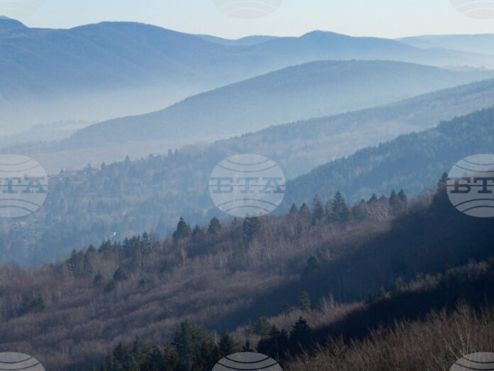 Лоши са условията за туризъм в планините, има мъгла и Лоши са условията за туризъм в планините, има мъгла и силен вятър, казаха от Планинската спасителна служба на БЧК