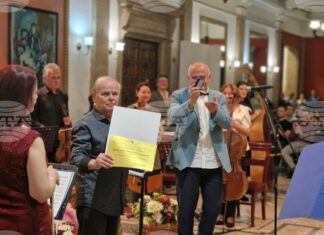 Маестро Райчо Христов получи престижното отличие „Кристално огърлие“, а камерния оркестър „Орфей“ – „Златна лира“ по повод юбилея на оркестъра Маестро Райчо Христов получи престижното отличие „Кристално огърлие“, а камерния оркестър „Орфей“ – „Златна лира“ по повод юбилея на оркестъра