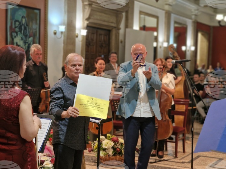 СподелиМаестро Райчо Христов бе награден с Кристално огърлие от Съюза