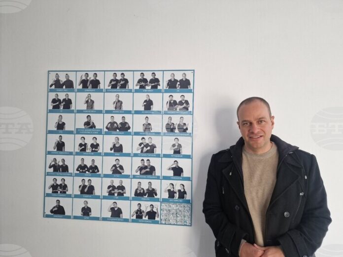 Мебелна фабрика "Колорадо" в Пазарджик подсигурява работни места на хора от уязвимите групи, в момента търси оператори на машини