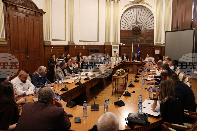 СподелиМинистърът на земеделието и храните д р Георги Тахов и представители