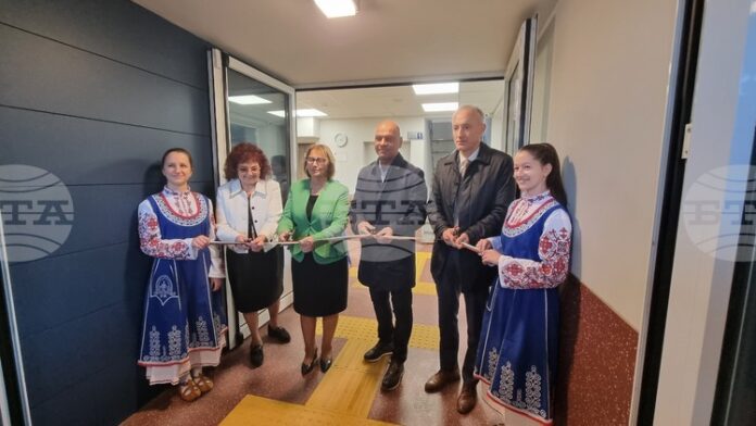 Министърът на образованието и кметът на Пловдив откриха обновеното общежитие на Езикова гимназия „Иван Вазов“