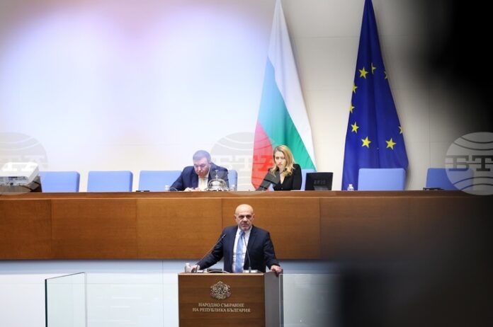 Министерският съвет не е предлагал поименни кандидатури за търговски представител в „Лукойл Нефтохим“, каза вицепремиерът Дончев в НС