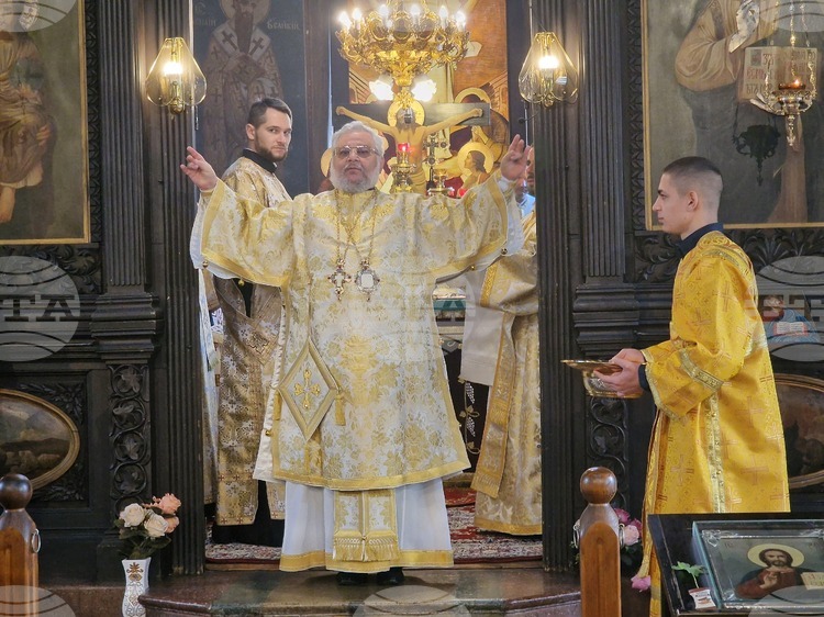 СподелиСтарозагорският митрополит Киприан и епископът на Маркианополия Богослов проведоха Божествена