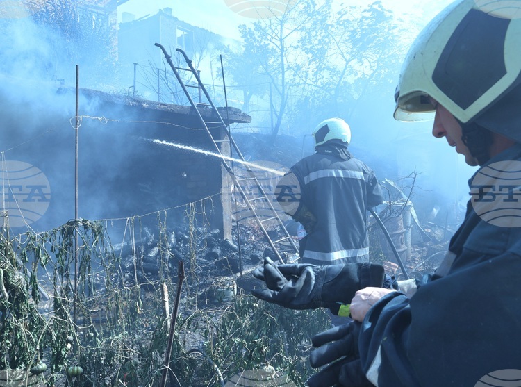 СподелиПрез последното денонощие екипите на пожарната реагираха на 66 съобщения