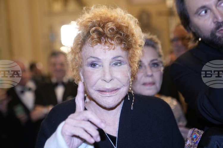 На 91 години в Милано почина известната италианска певица Орнела