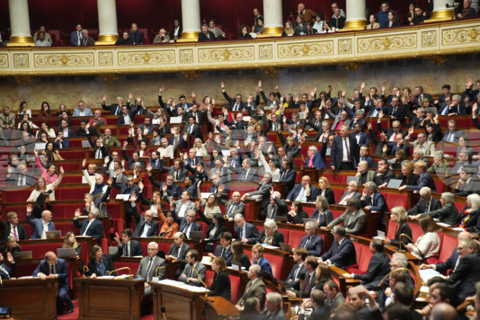 Националното събрание на Франция одобри със значително мнозинство спирането на пенсионната реформа