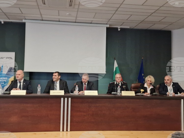 Над 20 души са били обвинени за трафик на антични