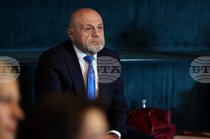 Най-логичният избор за особен управител на "Лукойл" е Румен Спецов, Най-логичният избор за особен управител на "Лукойл" е Румен Спецов, смята Томислав Дончев