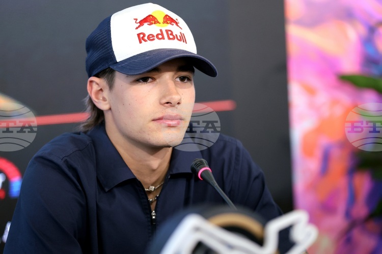 Никола Цолов направи своя официален дебют във Формула 2 завършвайки