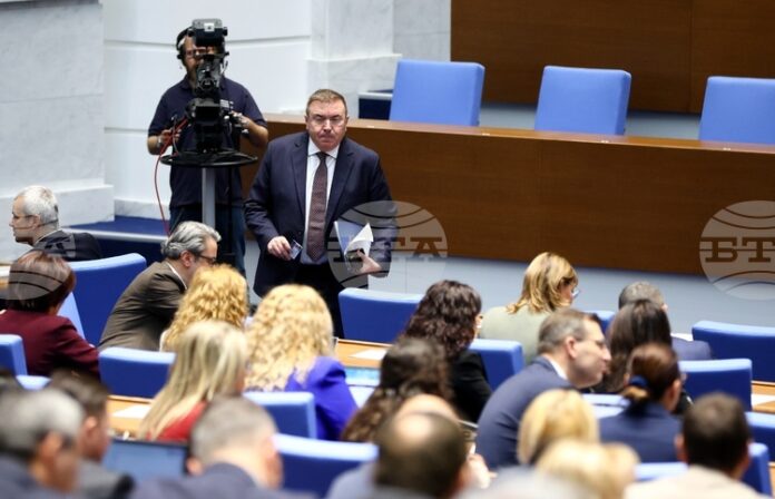 НС отхвърли искането на "Възраждане" да бъде изслушан финансовият министър във връзка с въвеждането от 2026 г. на софтуер за търговските обекти