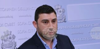 Няма да подкрепя предложенията за нови правила за паркиране и промяна в структурата на Столична община, заяви Карлос Контрера от ВМРО