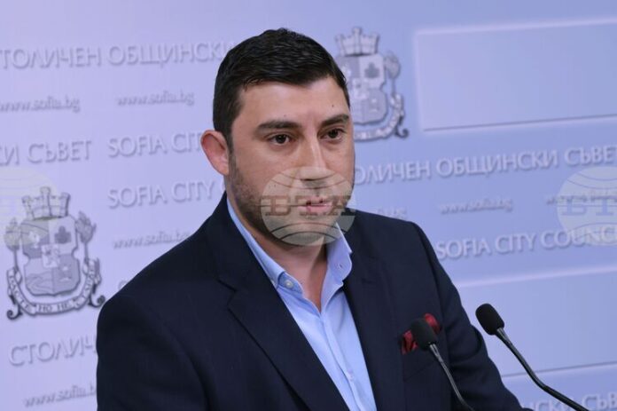 Няма да подкрепя предложенията за нови правила за паркиране и промяна в структурата на Столична община, заяви Карлос Контрера от ВМРО