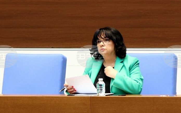 Няма проблем със снабдяване на банките и "Български пощи" с Няма проблем със снабдяване на банките и "Български пощи" с евро, каза финансовият министър Теменужка Петкова в парламента