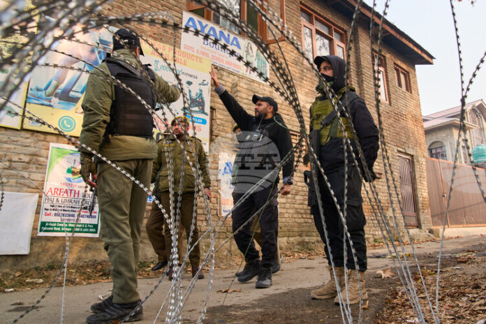 ОБНОВЕНА
                                                                                                Девет души загинаха, а 32 са ранени при експлозия на конфискувани експлозиви в полицейски участък в Кашмир